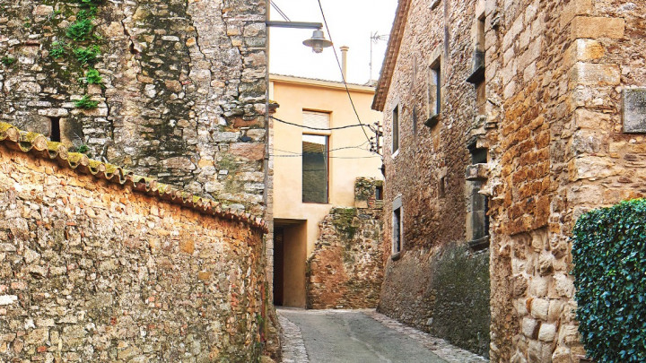 Bangunan Modern Tersembunyi di Balik Tembok Tua