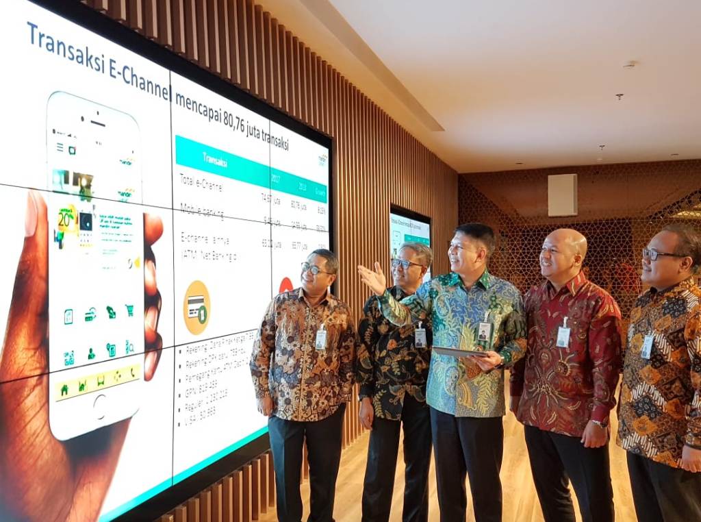 Direktur Utama Mandiri Syariah Toni EB Subari (tengah). (FOTO: dok Mandiri Syariah)