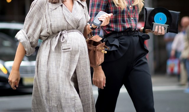 Tips Berpakaian Trendi dan Nyaman Saat Hamil