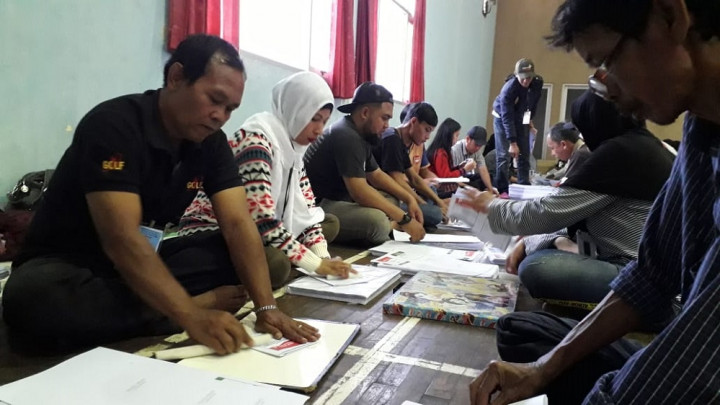 KPU Bandung Mulai Sortir dan Lipat Surat Suara
