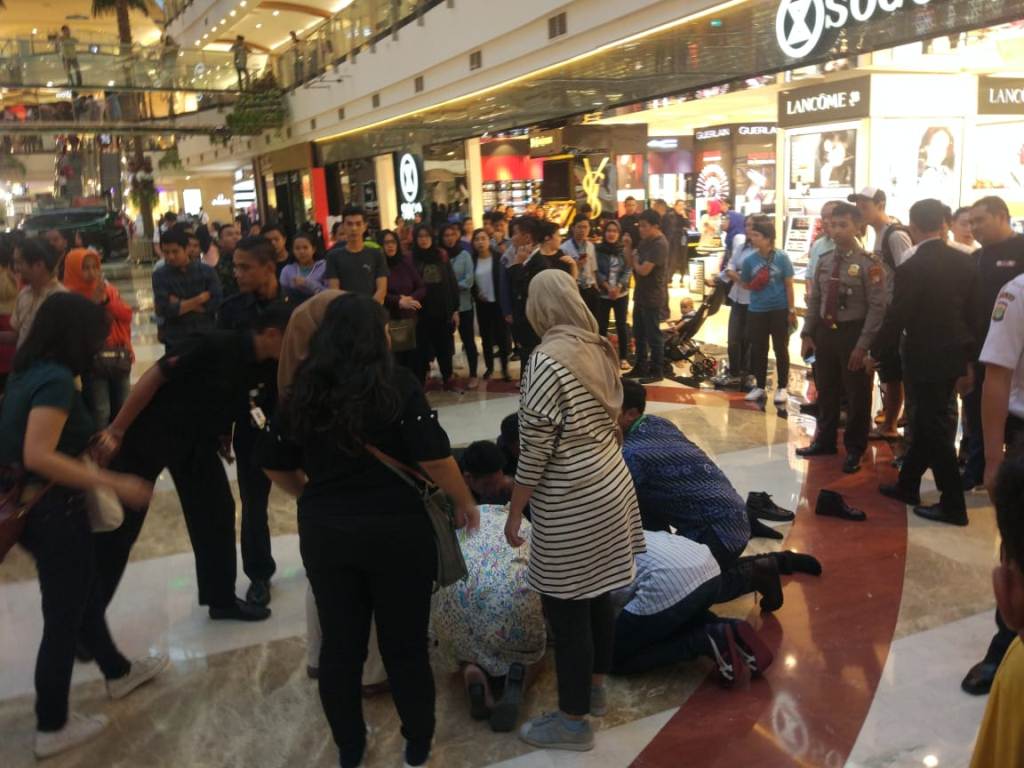 Sejumlah saksi mata memadati lokasi kejadian upaya percobaan bunuh diri seorang pria di Pondok Indah Mall. Foto: Medcom.id/Annisa Ayu Artanti