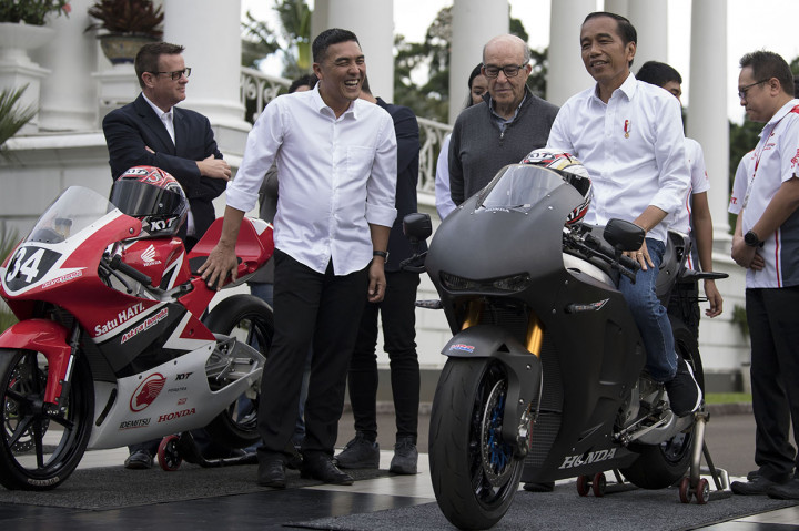 Bertemu CEO Dorna Sport di Istana, Jokowi Jajal Motor Balap