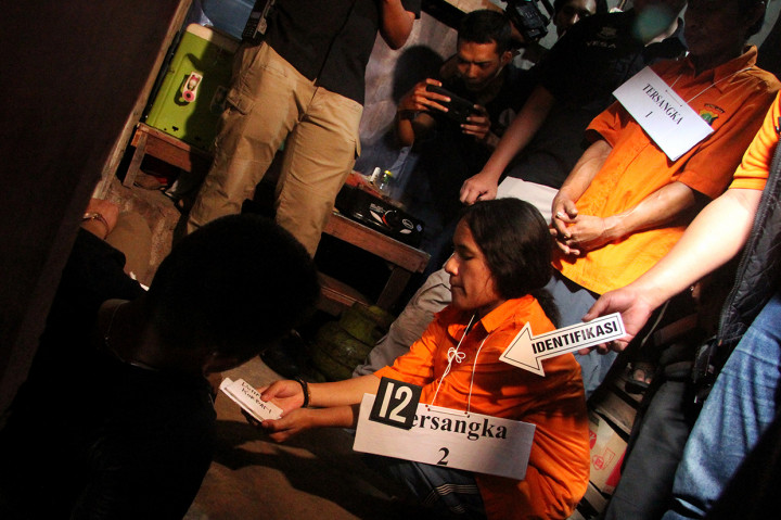 Polisi Gelar Rekonstruksi Pembunuhan Pria Terbungkus Plastik di Bekasi