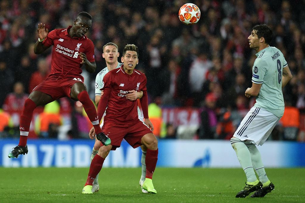 Suasana pertandingan Liverpool vs Bayern Munchen di leg pertama babak 16 besar Liga Champions (AFP/Oli Scarff)