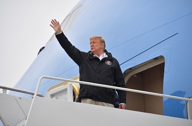 Trump Sebut Pesawat Modern Semakin Sulit Diterbangkan