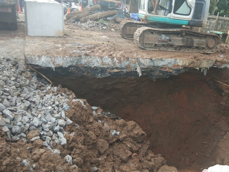 Rusaknya salah satu jalan utama di Kota Tangerang Selatan ini sebabkan kemacetan parah, Rabu 13 Maret 2019. Medcom.id/Farhan Dwitama