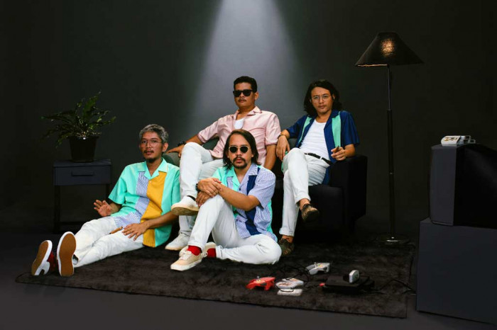 Yosh va keksa retro lezbiyenler Qin jinsiy olatni qattiq siqdi.