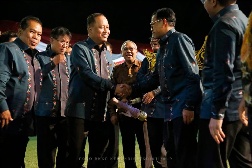 Menristekdikti, Mohamad Nasir (Ketiga dari kiri) bersama sejumlah rektor dan tamu undangan yang hadir di Pembukaan Konapsi ke-IX, Kemenristekdikti/Humas.