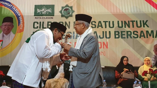 Jelang Debat, Ma'ruf Dihadiahi Golok Cilegon