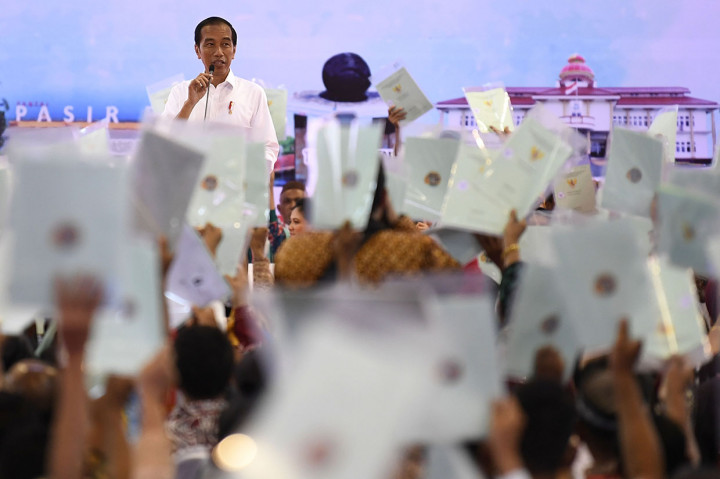 Jokowi Bagikan 2.500 Sertifikat Tanah ke Warga Babel