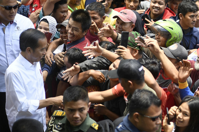 Presiden Joko Widodo mengunjungi Pasar Pagi di Pangkal Pinang, Kepulauan Bangka Belitung.