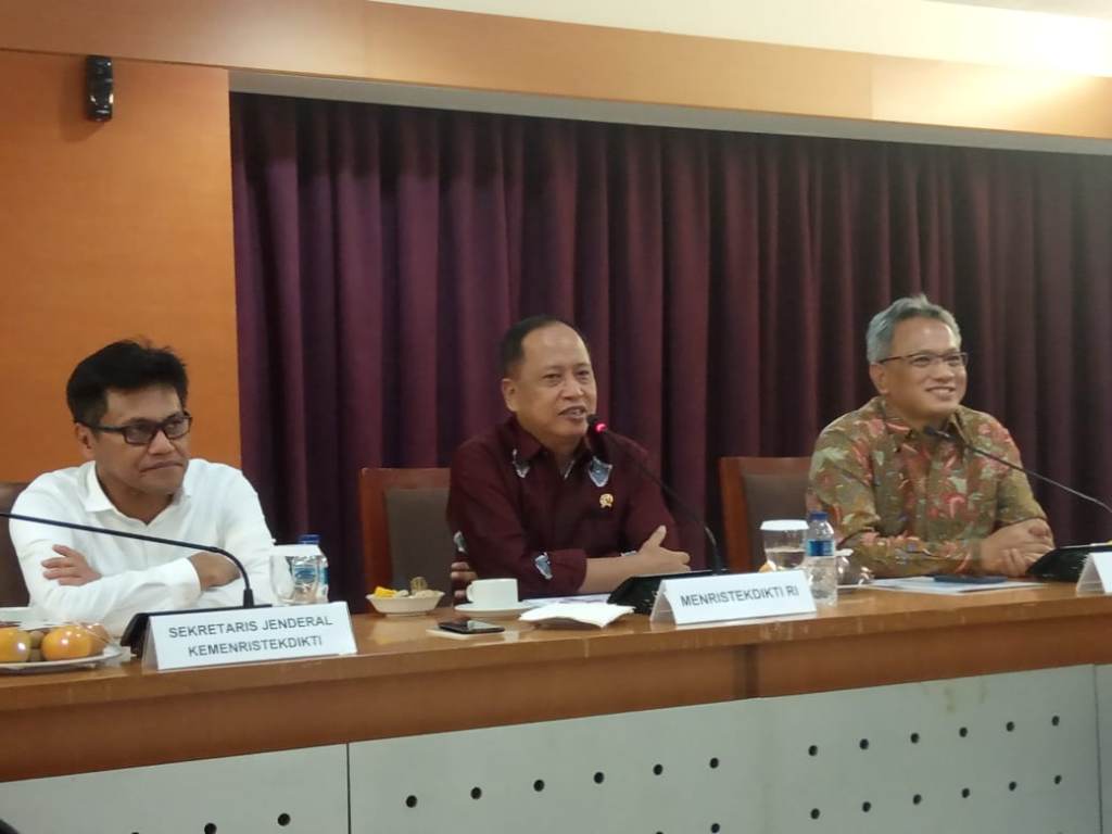 Menristekdikti, Mohamad Nasir (Tengah), Sekjen Kemenristekdikti, Ainun Naim (kiri), Dirjen Belmawa, Ismunandar (kanan)  saat konferensi pers tentang beasiswa Pendidikan Tinggi, Medcom.id/Kautsar Widya Prabowo.