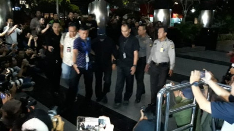 Romahurmuziy Tiba di KPK ` Berseragam ` Serba Hitam