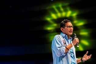 Sandiaga Uno Belajar Adab Santri