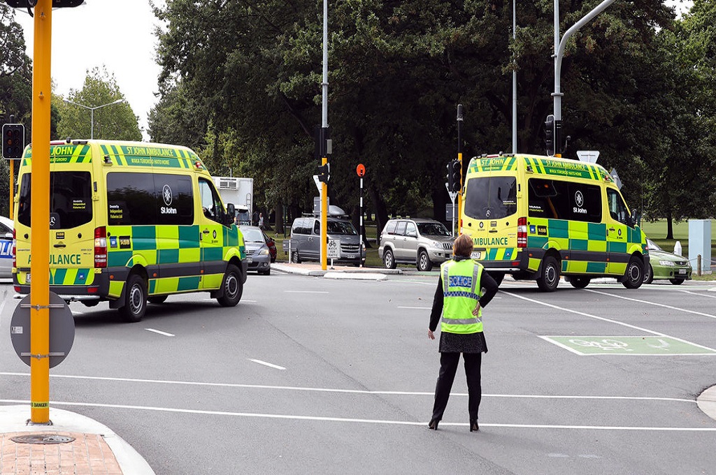 Ambulans membawa korban penembakan di dua masjid di Christchurch, Selandia Baru, 15 Maret 2019. (Foto: AFP / NEW ZEALAND RADIO)