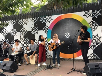 Musisi Swiss Pukau Warga saat CFD