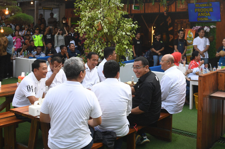 Momen Jokowi Ajak Istri dan Menantu Makan Durian di Medan