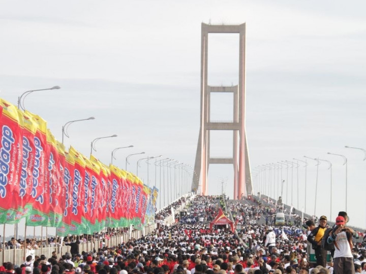 Merah Putih Sepanjang 5,5 Km Membentang di Suramadu