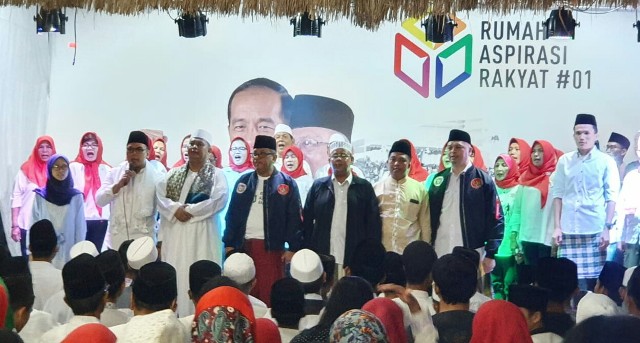 Relawan Jokowi-Ma'ruf Populerkan 'Sarungan' di Nobar Debat