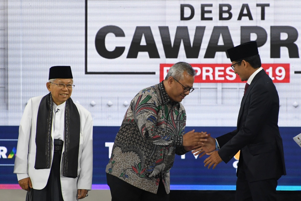 Cawapres nomor urut 01 K.H. Ma'ruf Amin (kiri) menyaksikan Ketua KPU Arief Budiman (tengah) berjabat tangan dengan Cawapres nomor urut 02 Sandiaga Uno (kanan) saat mengikuti Debat Capres Putaran Ketiga di Hotel Sultan, Jakarta, ANT/Wahyu Putro A.