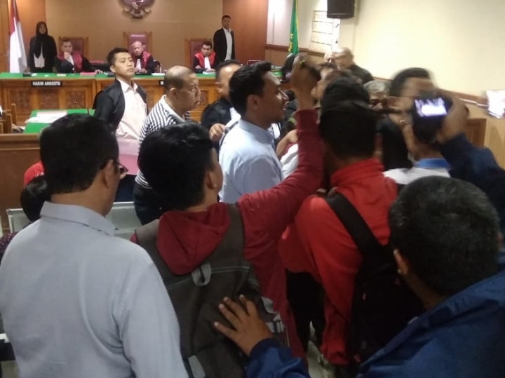 Sidang Pembunuhan Satu Keluarga di Bekasi Ricuh