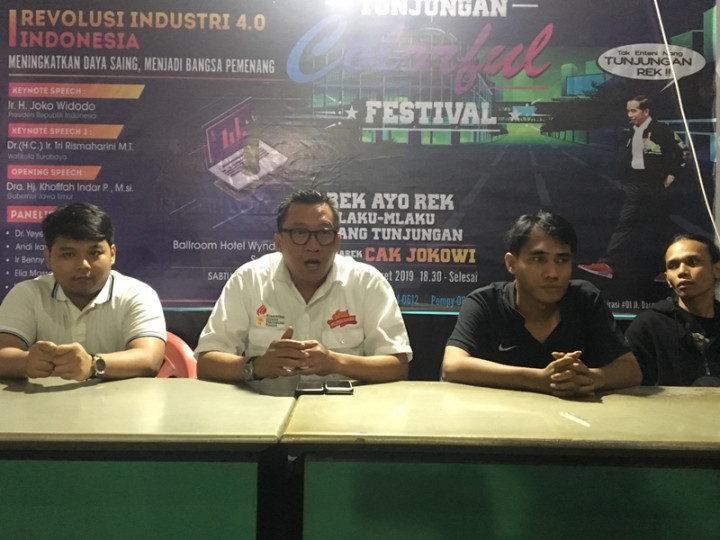 Jokowi Ikut Arak-Arakan Festival Tunjungan Surabaya