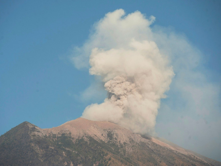 Gunung Agung Berstatus Siaga