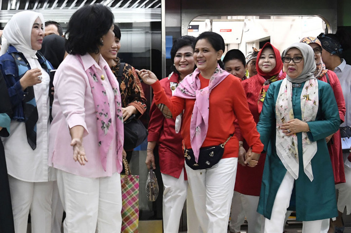 Iriana Jokowi Apresiasi Kenyamanan MRT Jakarta