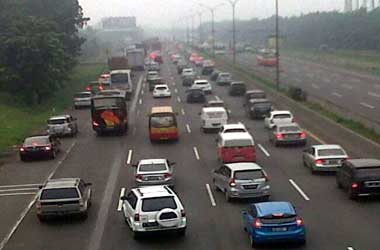 Cara Menyusul Mobil yang Aman