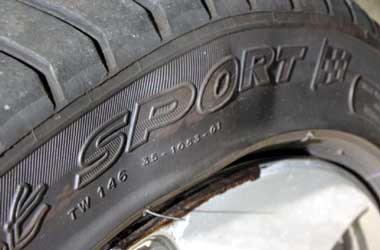 Ban Mobil Benjol Samping? Ini Penyebabnya