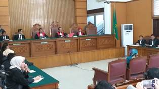 Hakim Tolak Eksepsi Ratna Sarumpaet