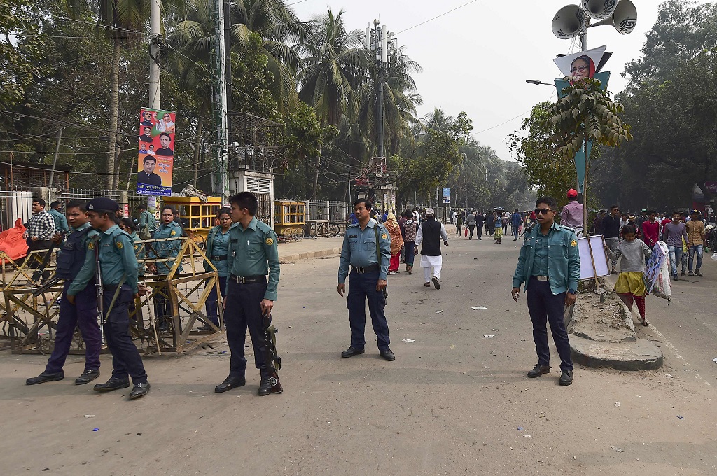 Polisi bersiaga dalam mengamankan acara perayaan kemenangan Sheikh Hasina di Dhaka, 19 Januari 2019. (Foto: AFP/MUNIR UZ ZAMAN)