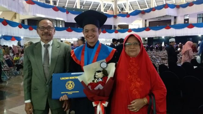Rendra Panca Anugraha, 24 tahun doktor termuda di Indonesia yang baru saja diwisuda di ITS, ITS/Humas.