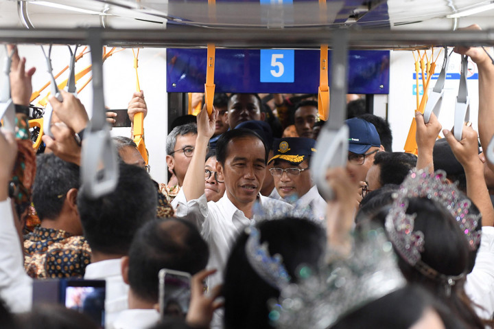 Momen Jokowi Jajal MRT Jakarta