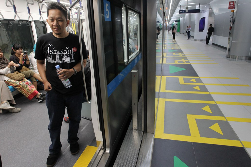 Warga padati rangkaian kereta Moda Raya Terpadu (MRT) pada saat uji coba publik di Stasiun Bundaran HI, Jakarta. (FOTO: MI/Pius Erlangga)