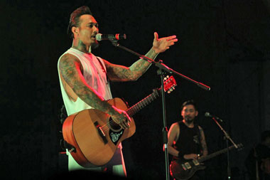 Jerinx Geram dengan Turis Bermental 