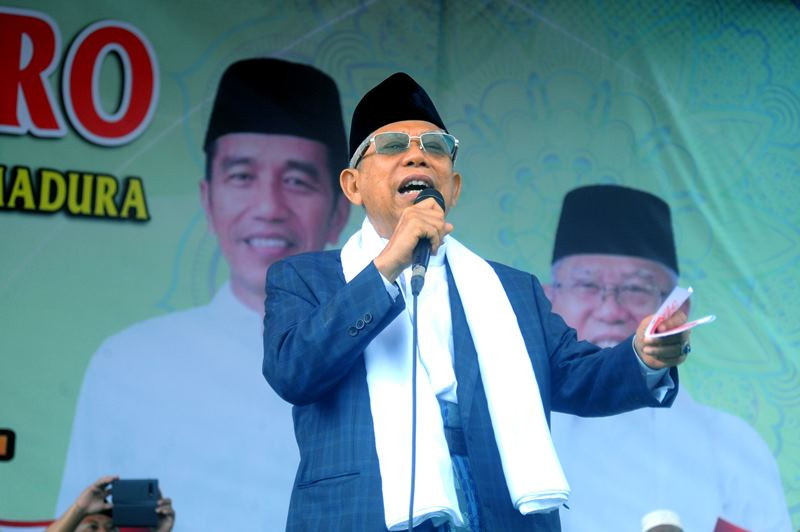 Cawapres nomor urut 01 K.H. Ma'ruf Amin menyampaikan orasi saat Istigasah Kubro di Stadion Gelora Ratu Pamelingan, Pamekasan, Jawa Timur, Selasa (19/3/2019). ANTARA FOTO/Saiful Bahri.