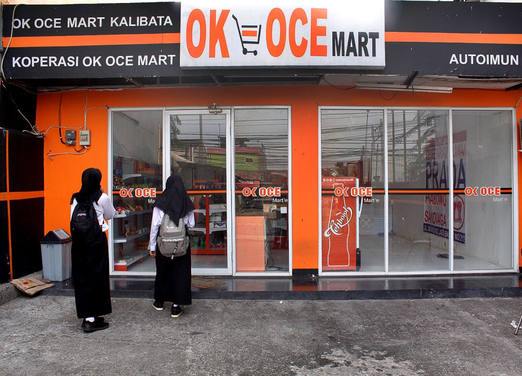 Suasana toko OK OCE Mart yang tampak lengang dan terkunci di Jalan Warung Jati Barat, Kalibata, Jakarta Selatan. (Foto: MI/Bary Fathahillah)