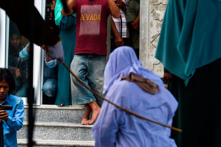 Lima Pasangan Nonmuhrim Dihukum Cambuk