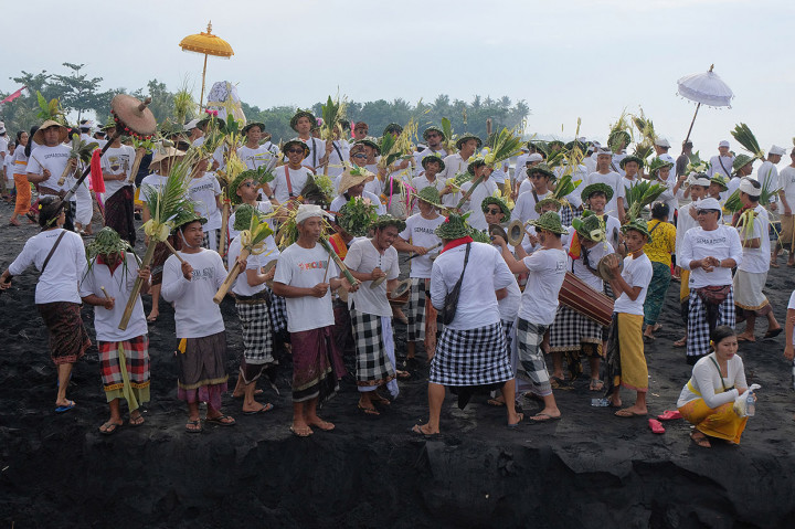 Warga Klungkung Gelar Tradisi Tek-Tekan