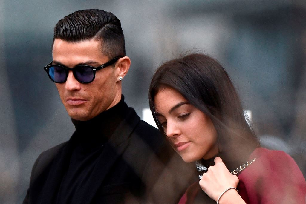 Cristiano Ronaldo dan Georgina Rodriguez. (Foto: AFP/Oscar Del Pozo)
