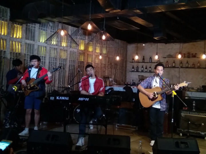 Lagu Primadona Personel The Overtunes di Album Terbaru