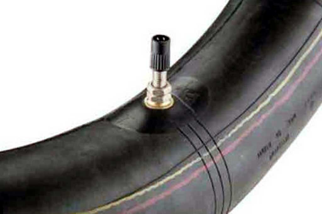 Cek berkala tekanan angin ban motor cegah kempes saat di jalan. Guatemaladigital