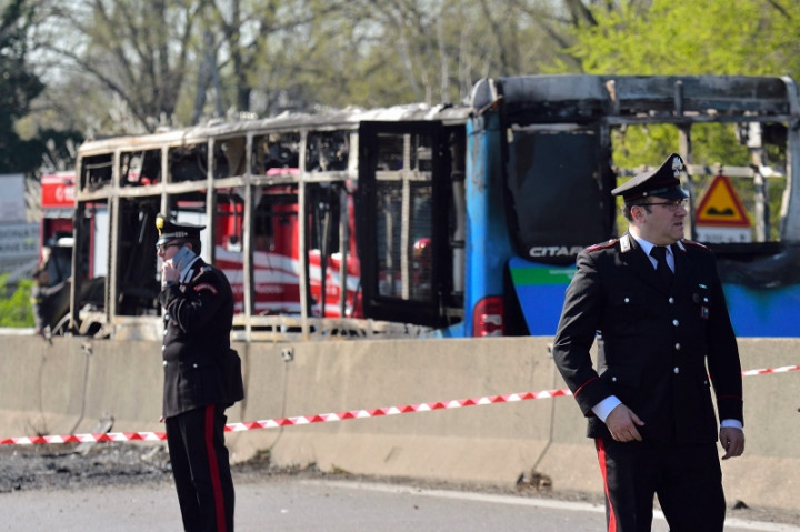 Sopir Bajak Bus Sekolah Penuh Murid di Milan
