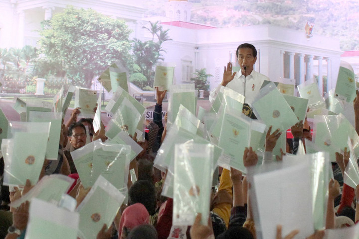 Jokowi Bagikan 5.000 Sertifikat Tanah ke Warga Bogor