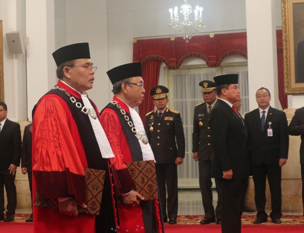 Presiden Saksikan Pengambilan Sumpah Dua Hakim Konstitusi