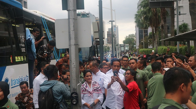 Presiden Ajak Chelsea Islan Naik TransJakarta dan MRT