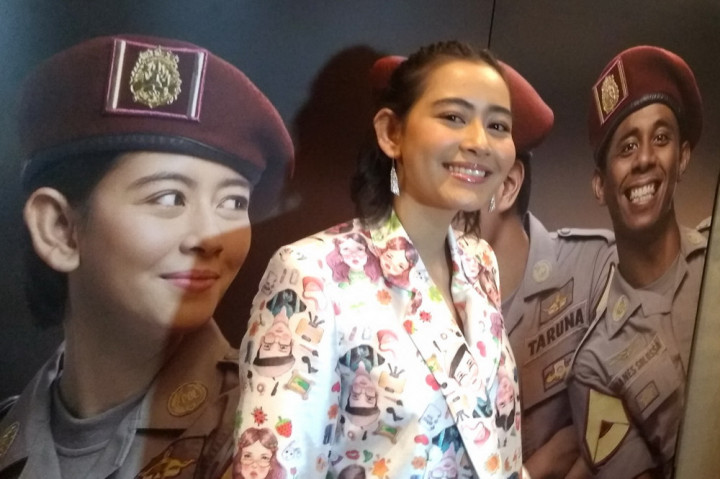 Laura Theux Tak Menyesal Potong Rambut Bondol demi Pohon Terkenal