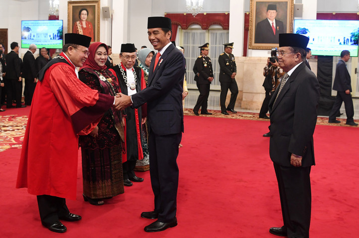 Aswanto dan Wahiduddin Ucap Sumpah Hakim Konstitusi di Depan Presiden