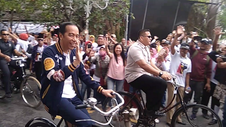 Jokowi Naik Sepeda ke Deklarasi Alumni Jogja